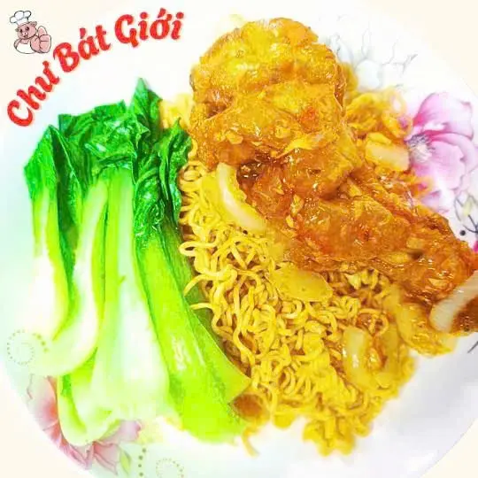 Hình ảnh Mì trộn đùi gà sốt mắm tỏi - Bơ Tỏi - Sate Cay
