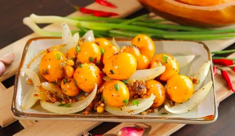 Hình ảnh Trứng Gà Non Xào Củ Hành Trắng