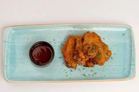 Hình ảnh Crispy chicken wings with smoky BBQ sauce