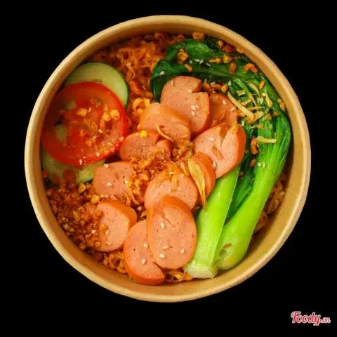Hình ảnh Mì trộn xúc xích (2 cây)