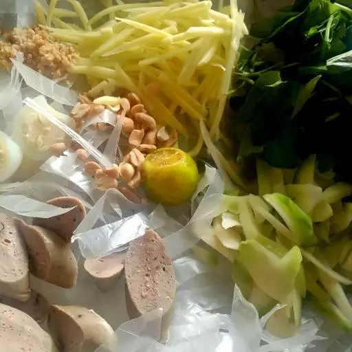 Hình ảnh Bánh Tráng Trộn Chả Bò Trứng Cút