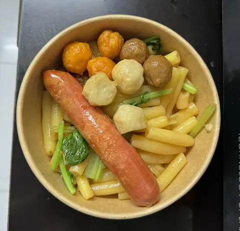 Hình ảnh nui xào xúc xích 6 cá viên mix