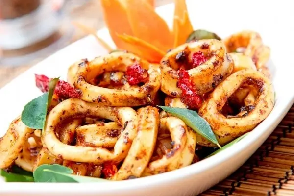 Hình ảnh Cơm chiên mực xào sate + Trà đào 