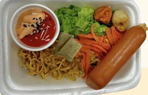 Hình ảnh Mì indomie trộn xúc xích