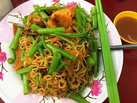 Hình ảnh Mì gói phá Lấu xào bơ mắm tỏi 