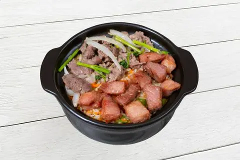 Hình ảnh Cơm thố bò - xá xíu
