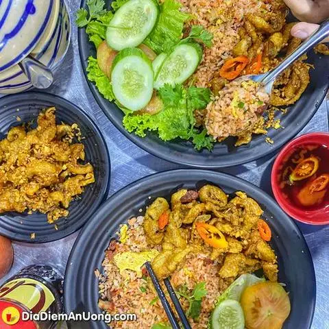 Hình ảnh Cơm chiên Da gà sốt Mắm tỏi 