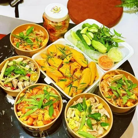 Hình ảnh Combo nửa gà ủ muối - phần chân sốt Thái