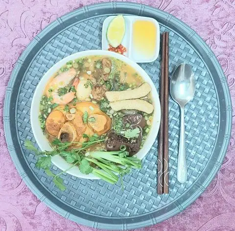 Hình ảnh Bánh canh cua thập cẩm - Giò