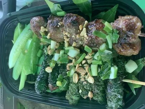 Hình ảnh Combo 3 Phần Lá Lốt + 2 Phần Bò Mỡ Chài (31 cuộn)