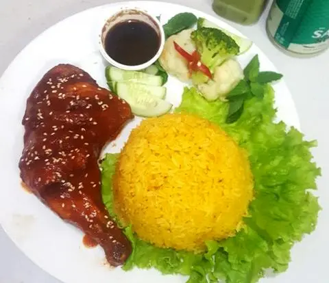 Hình ảnh Cơm gà sốt tiêu đen nhỏ+ trứng ốp la