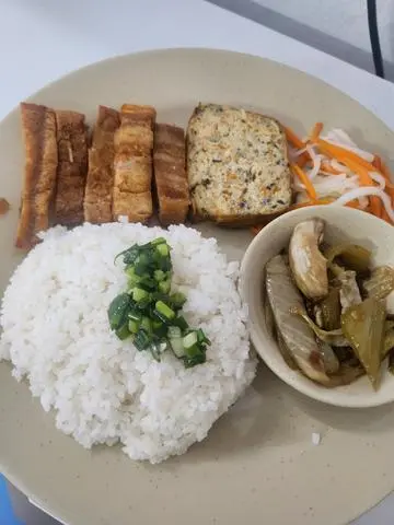 Hình ảnh Cơm sườn chả heo quay chay