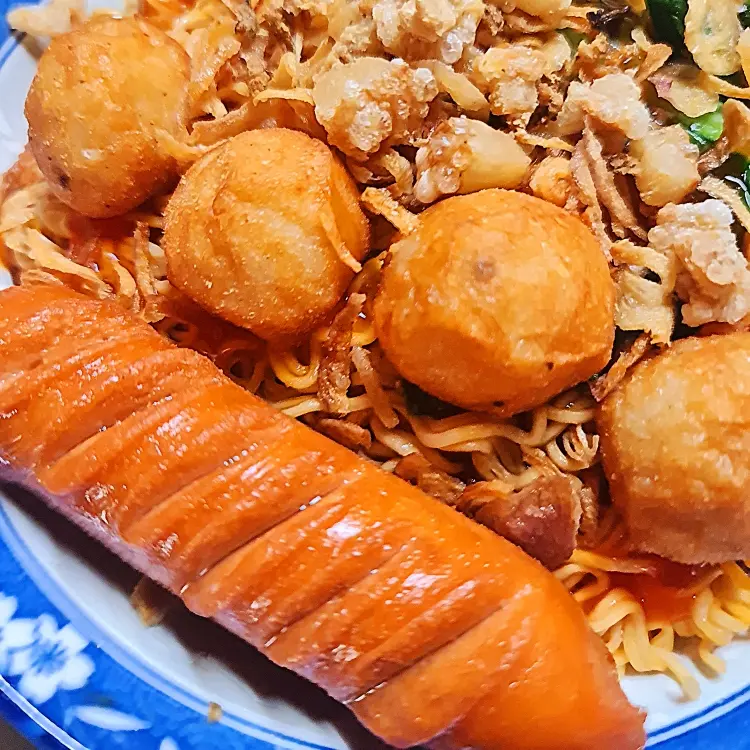 Hình ảnh Mì trộn xúch xích cá viên