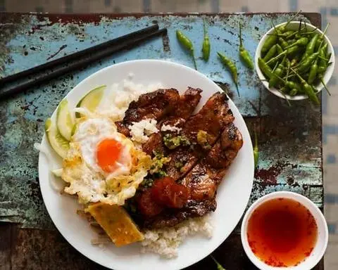 Hình ảnh Cơm Tấm Sườn + Trứng Ốp La