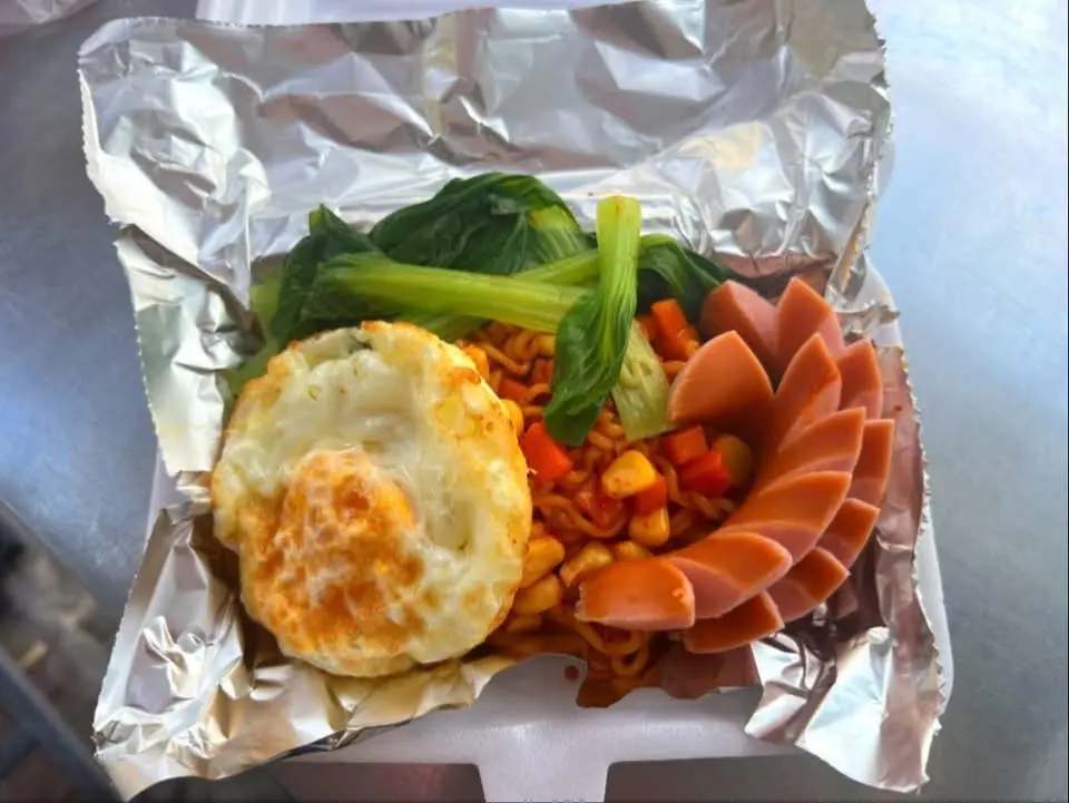 Hình ảnh Mì Trộn Indomie Xúc Xích + Trứng