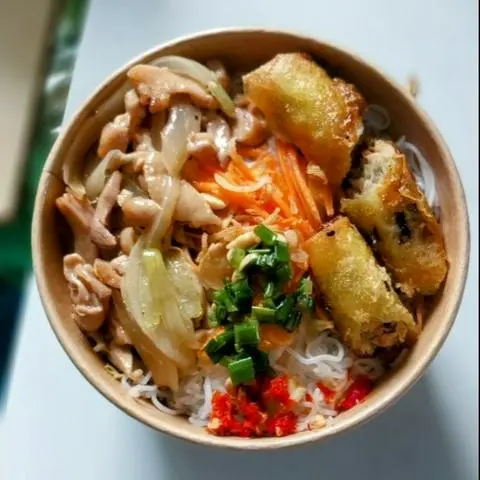 Hình ảnh Bún thịt xào chả giò