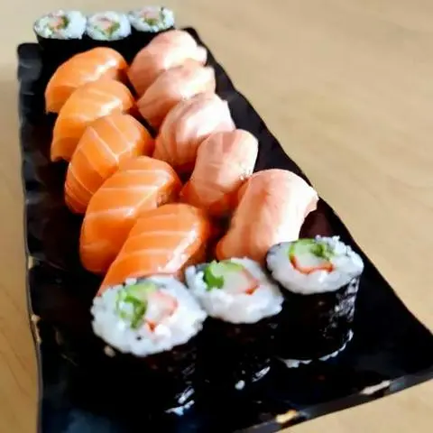 Hình ảnh Sushi combo cá hồi