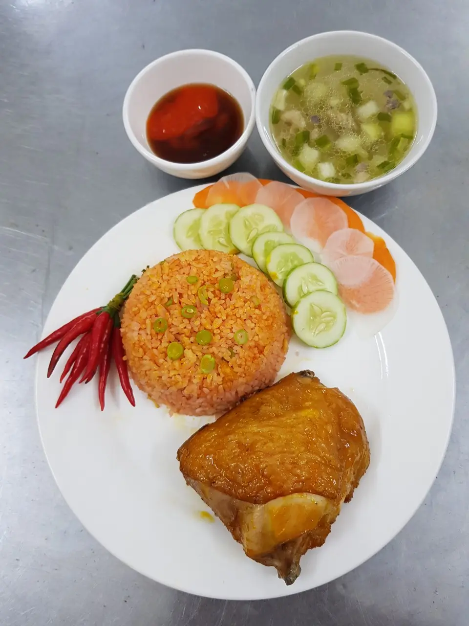 Hình ảnh Cơm gà xối mỡ size vừa + ốp la + coca cola