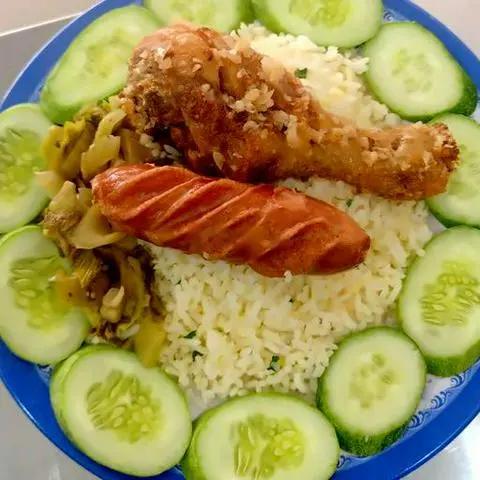 Hình ảnh Cơm đùi gà xối mỡ + xúc xích