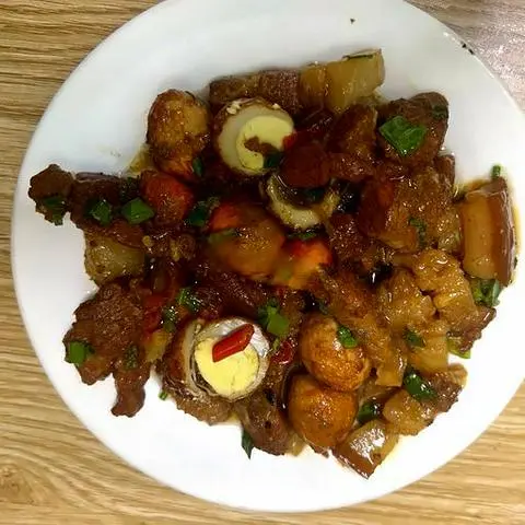 Hình ảnh Thịt kho trứng cút kèm dưa chua