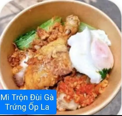 Hình ảnh Mì Trộn Gà Chiên Trứng Ốp La 