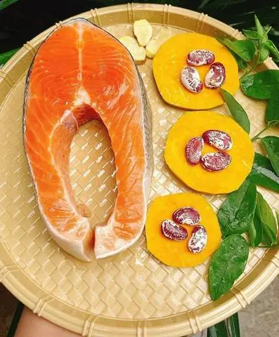 Hình ảnh Cháo cá hồi sốt dầu gấc hạt macca