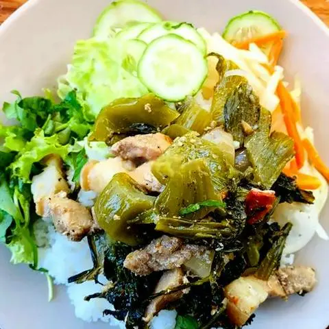 Hình ảnh Cơm thịt kho cải chua
