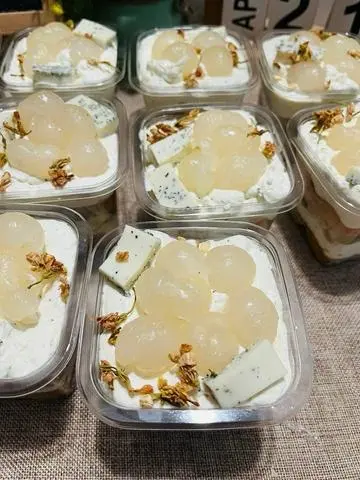 Hình ảnh Bánh olong nhãn lài (hộp nhựa)