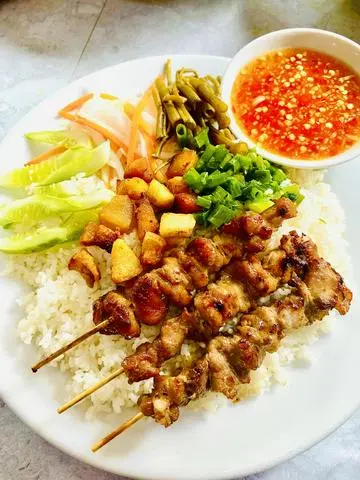 Hình ảnh Cơm tấm thịt xiên nướng