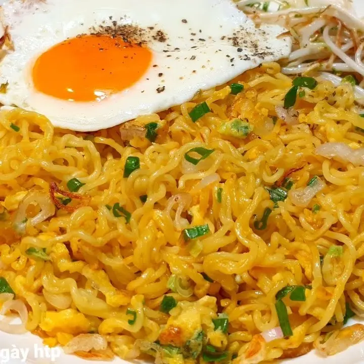 Hình ảnh Mì Xào Trứng Đập Ăn Kèm Ốp La