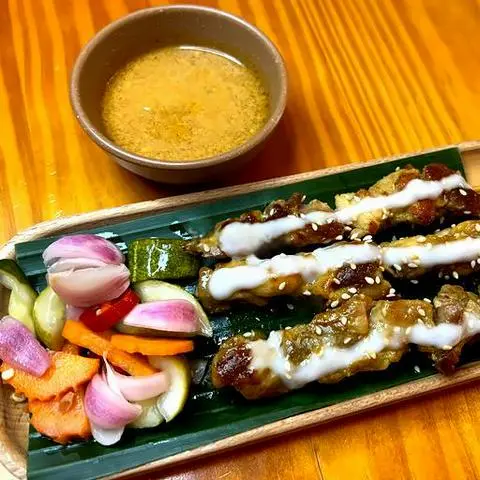 Hình ảnh Xiên heo nướng lửa hồng