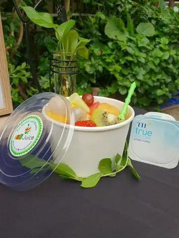 Hình ảnh Trái cây dầm + yogurt và sầu riêng