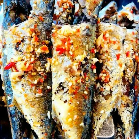 Hình ảnh Cơm cá bạc má chiên mắm tỏi