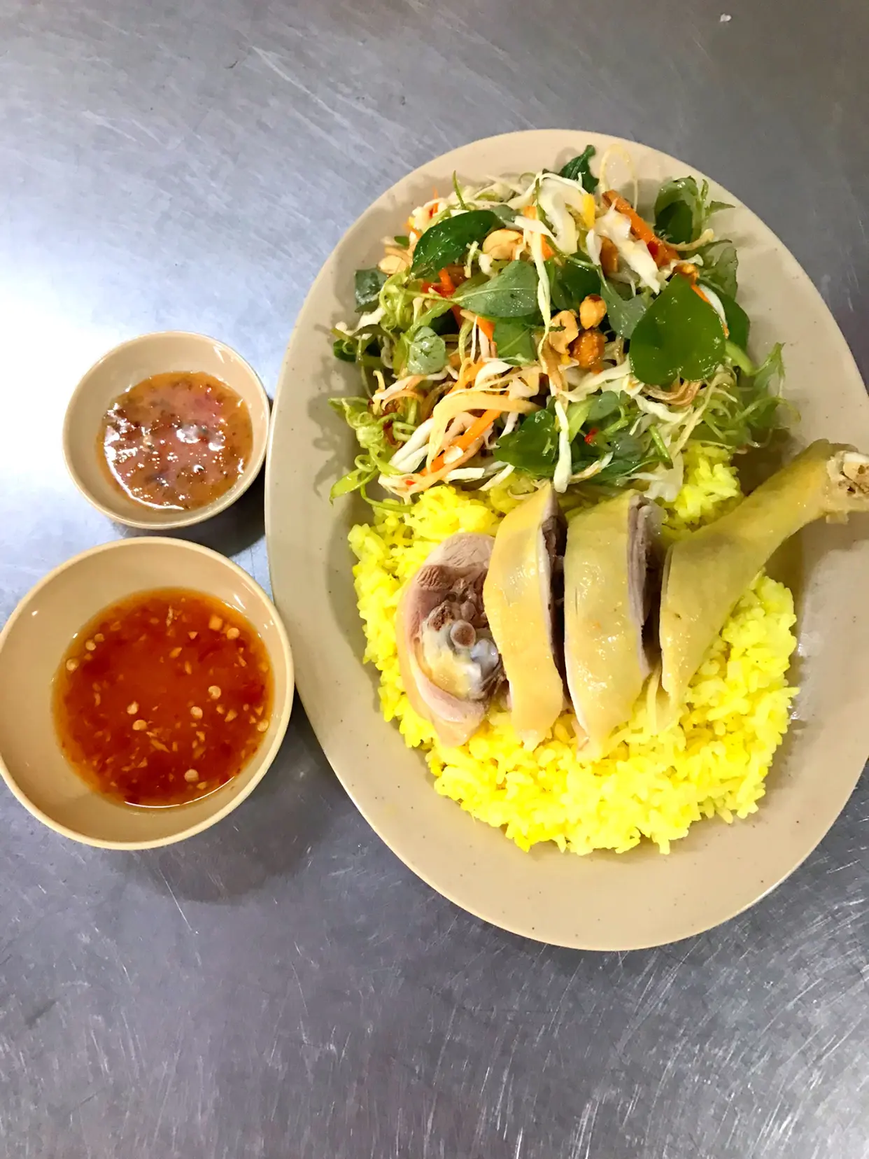 Hình ảnh Cơm đùi gà góc tư kèm gỏi 