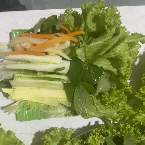 Hình ảnh Rau Thêm Nem Nướng