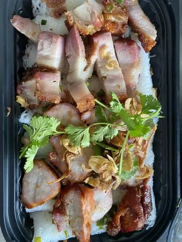 Hình ảnh Bánh Hỏi Heo Quay Xá Xíu