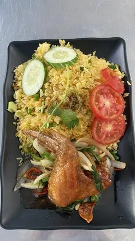 Hình ảnh Cơm chiên cánh gà nước mắm