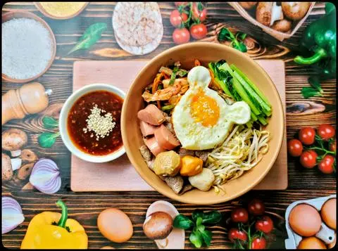 Hình ảnh cơm trộn ĐB thịt bò kim chi + xiên que  + xúc xích + trứng 