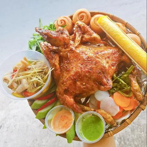 Hình ảnh 1 con gà quay - 5 Cái Bánh Bao - Tặng 1 Hộp Chân Gà Sả Tắc