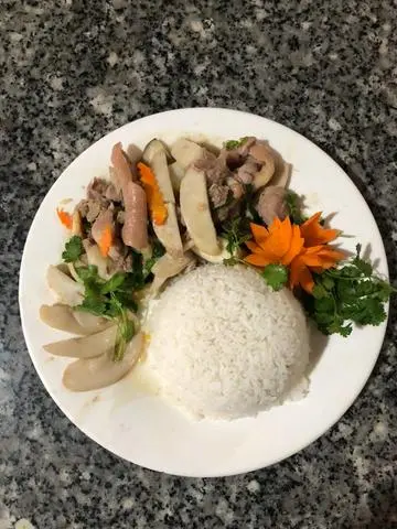 Hình ảnh cơm trắng gà xào nấm 