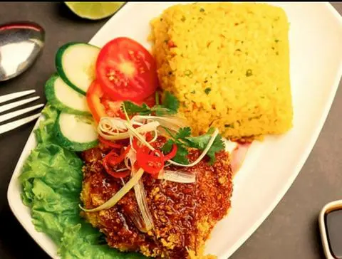 Hình ảnh Cơm gà sốt chua ngọt TP