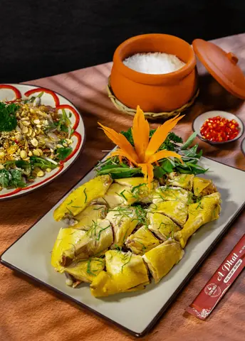 Hình ảnh Gà ta luộc lá chanh – bóp gỏi nửa con