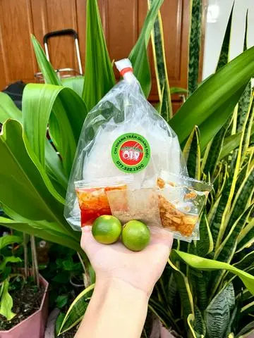 Hình ảnh bánh tráng ớt rim dầu tỏi muối nhuyễn ( tự trộn )
