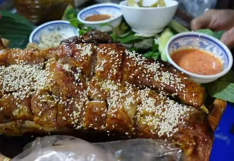 Hình ảnh Má heo nướng da giòn tặng bánh bao 