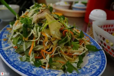 Hình ảnh Gỏi gà xé trộn rau mắm gừng