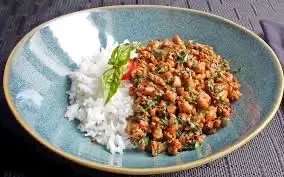 Hình ảnh Cơm gà xào lá quế kiểu Thái