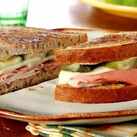 Hình ảnh Ham brown bread sandwich - bánh mì sandwich đen kẹp thịt nguội