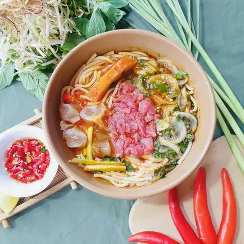 Hình ảnh Bún bò tái - gân - chả