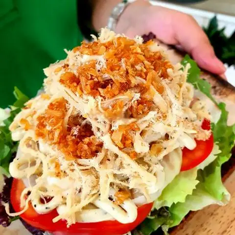 Hình ảnh Chicken brown bread sandwich - bánh mì sandwich đen kẹp thịt gà
