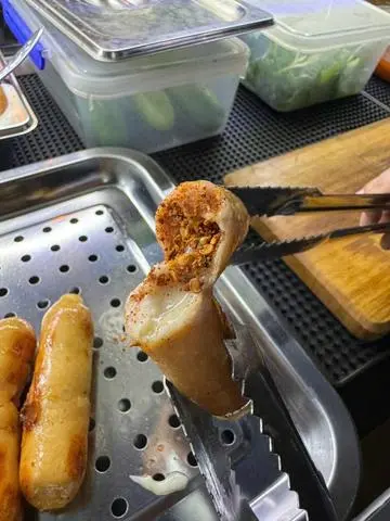 Hình ảnh Xúc xích phô mai nướng giấy bạc bột ớt